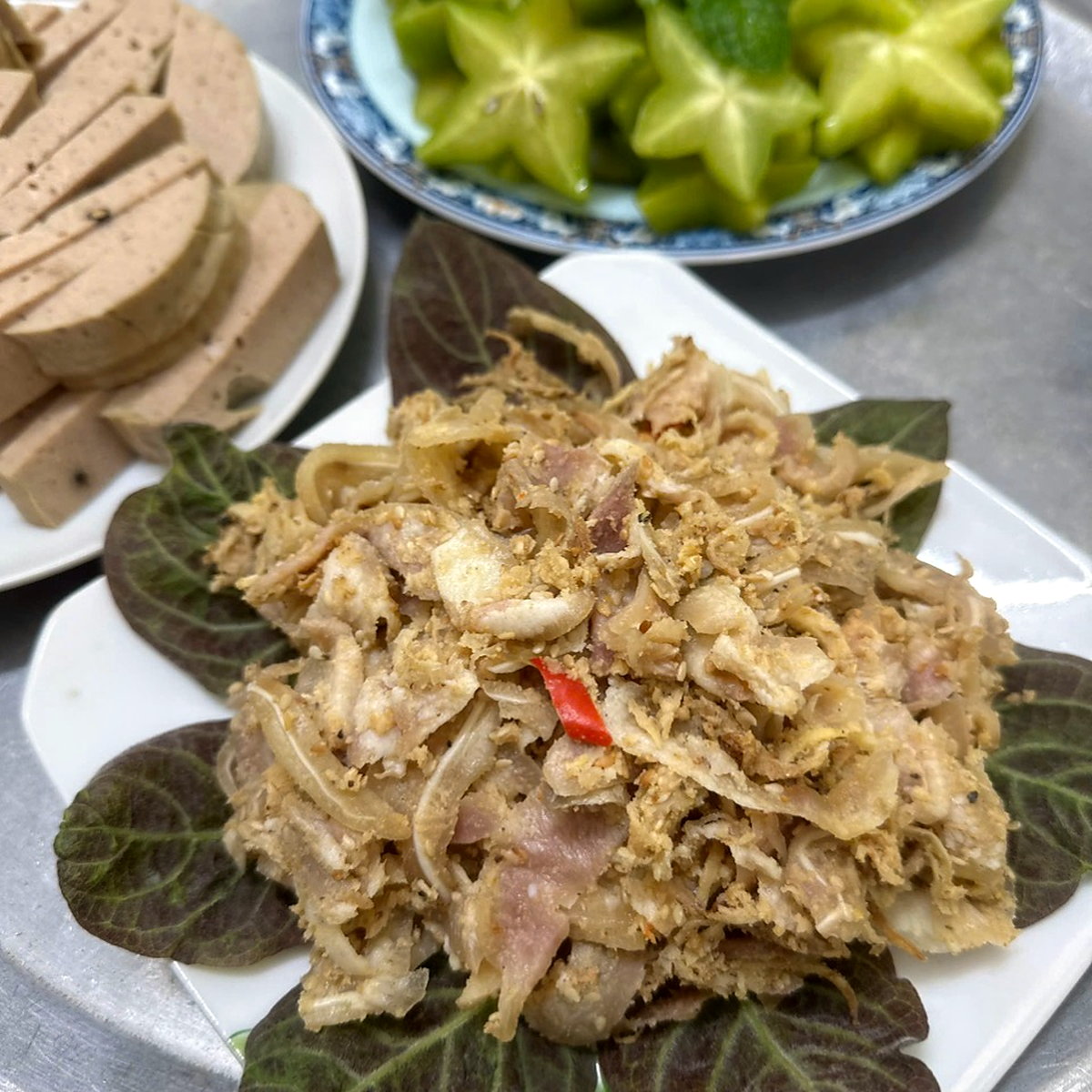 Đĩa tré Trưởi Bà Năm tai mui heo thái sợi, ăn kèm chả lụa thái lát và khế