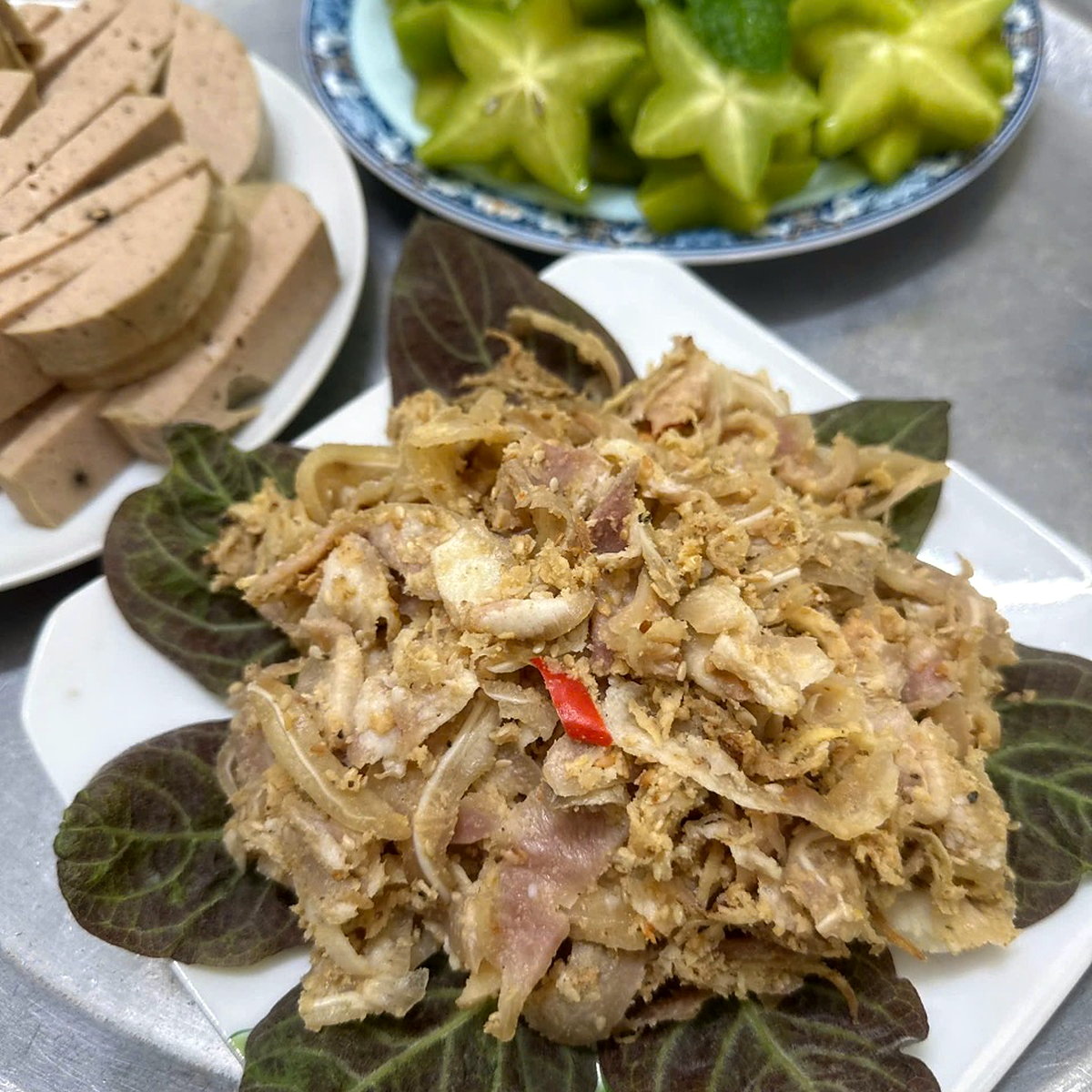 Mâm tiệc miền Trung với thịt và rau thơm