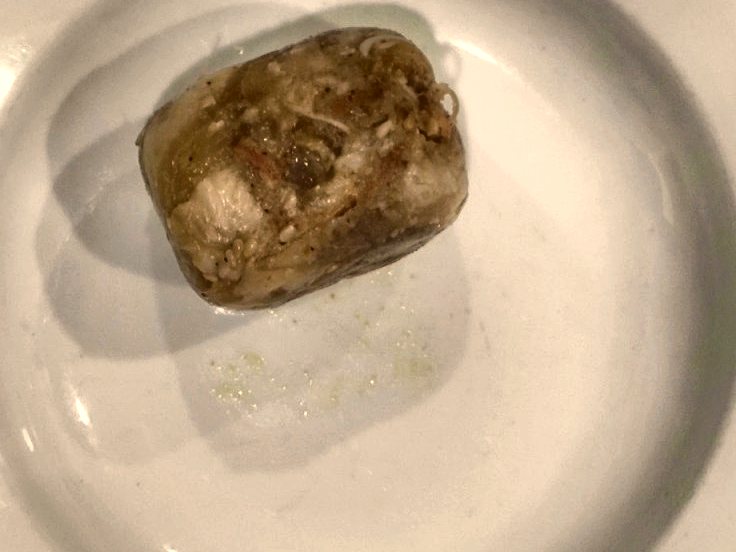 Khối Trưởi Bà Năm đã bóc, đặt trên đĩa trắng
