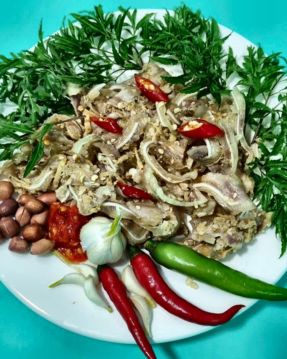 Đĩa Trưởi Bà Năm xé tơi bày với lá đinh lăng, ớt, tỏi và đậu phộng