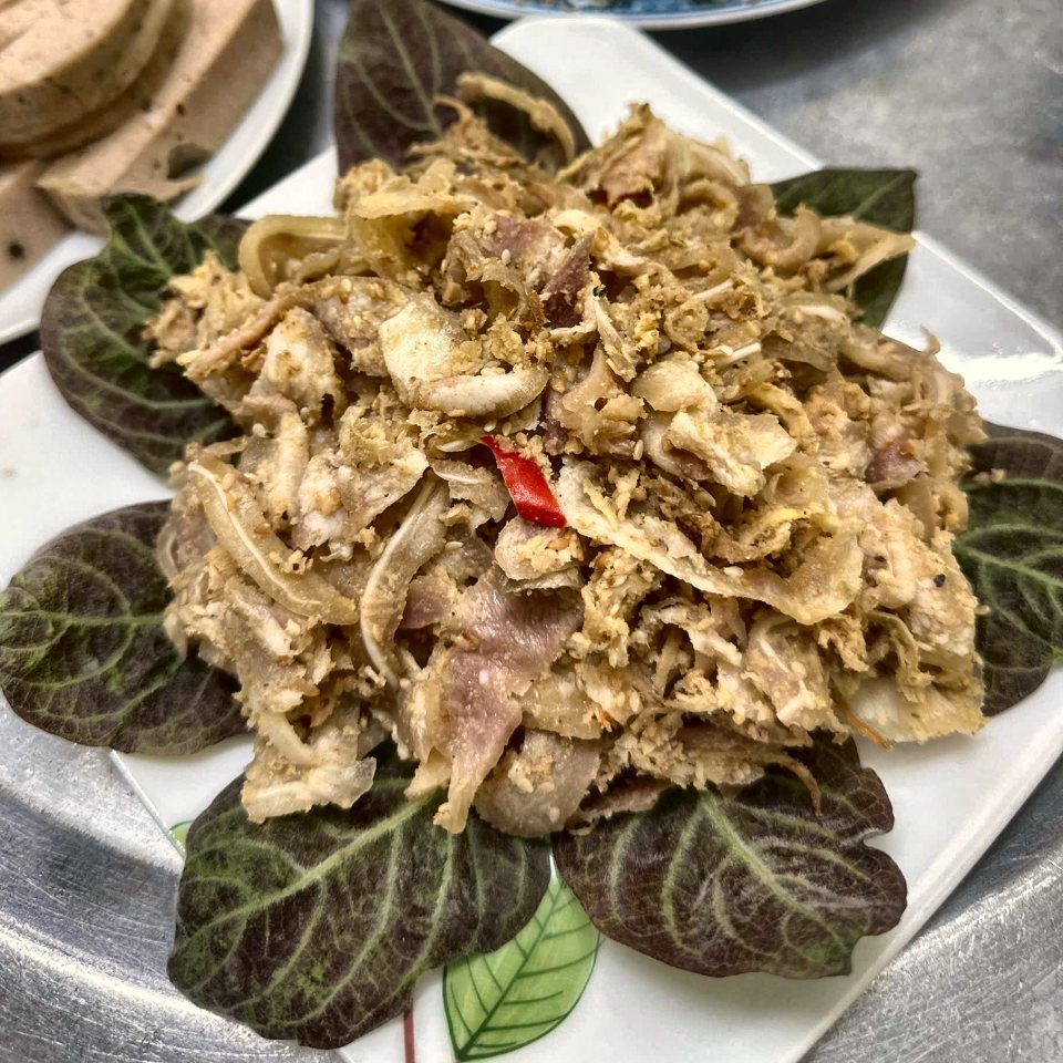 Trưởi bày trên lá, ăn kèm chả lụa và khế